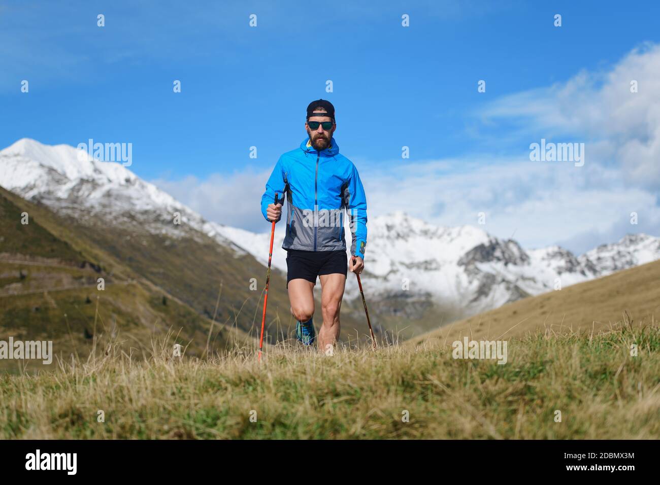 Marche nordique dans les montagnes un jeune homme Banque D'Images