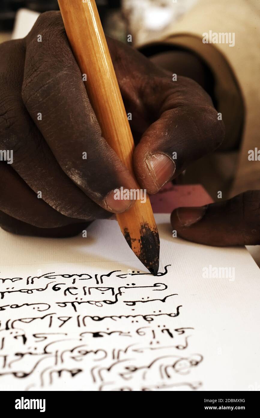 Callligrapher Boubacar SadekHe a étudié l'art antique de la copie et tente de faire une vie à partir d'elle dans Tombouctou, Mali Afrique. Banque D'Images