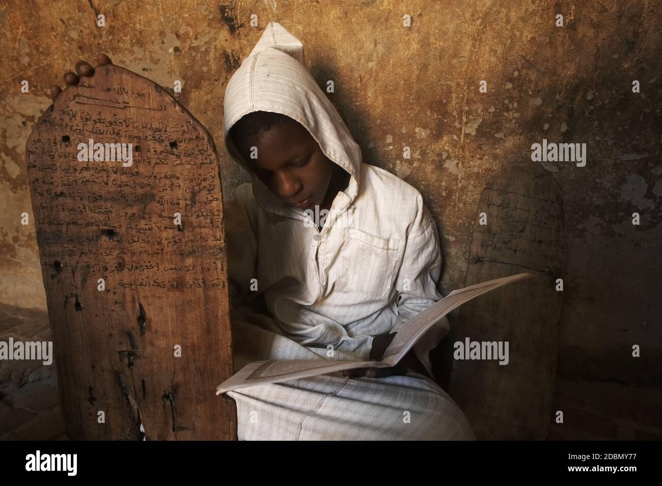 Afrique /MALI /Tombouctou/les jeunes d'une école coranique s'assoient devant des tablettes en bois, en récitant des versets coraniques, heure après heure, jour après jour, jusqu'à t Banque D'Images