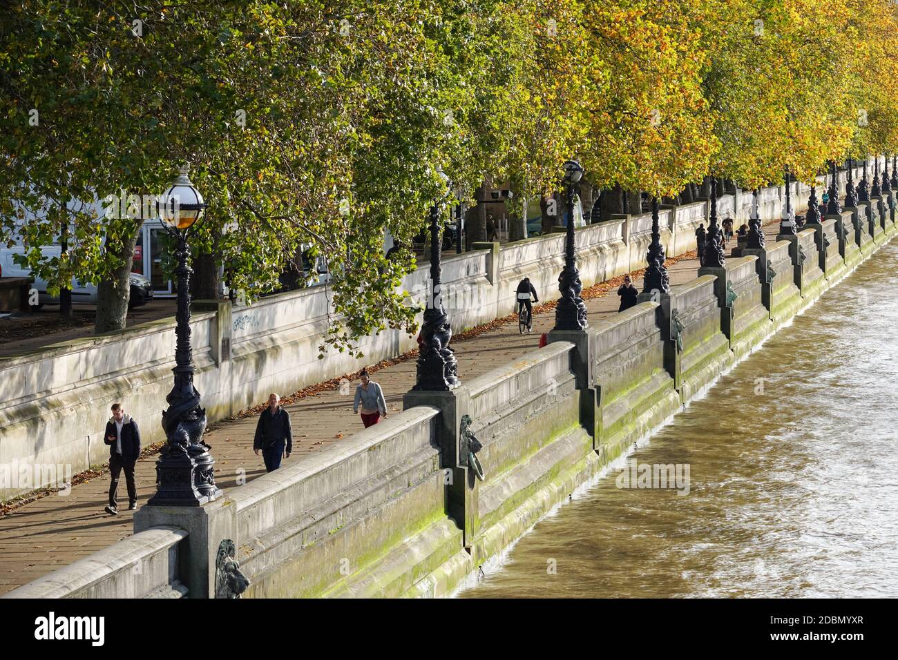 Personnes marchant sur le chemin Albert Embankment, Londres Angleterre Royaume-Uni Banque D'Images