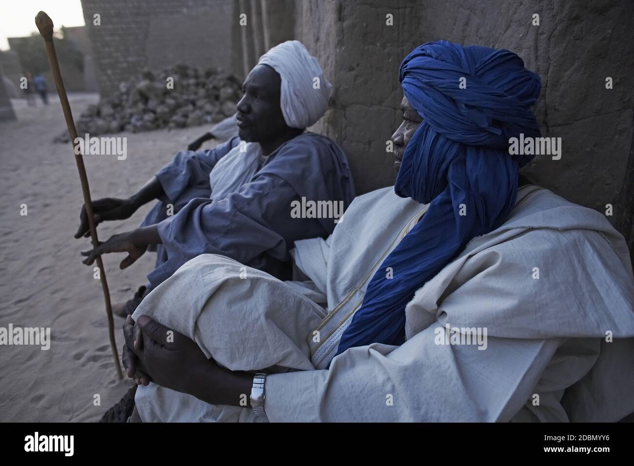 Deux musulmans attendent devant la mosquée Sankore, à Tombouctou, au Mali. Banque D'Images