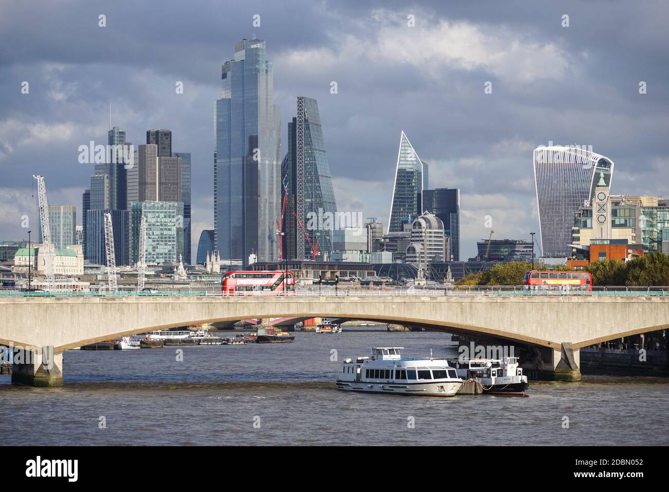 Waterloo Bridge avec vue sur la ville de Londres en arrière-plan, Londres Angleterre Royaume-Uni Banque D'Images
