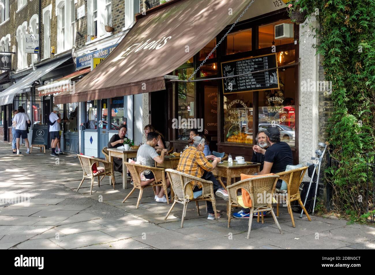 Personnes au café Rexles à Hackney, Londres Angleterre Royaume-Uni Banque D'Images