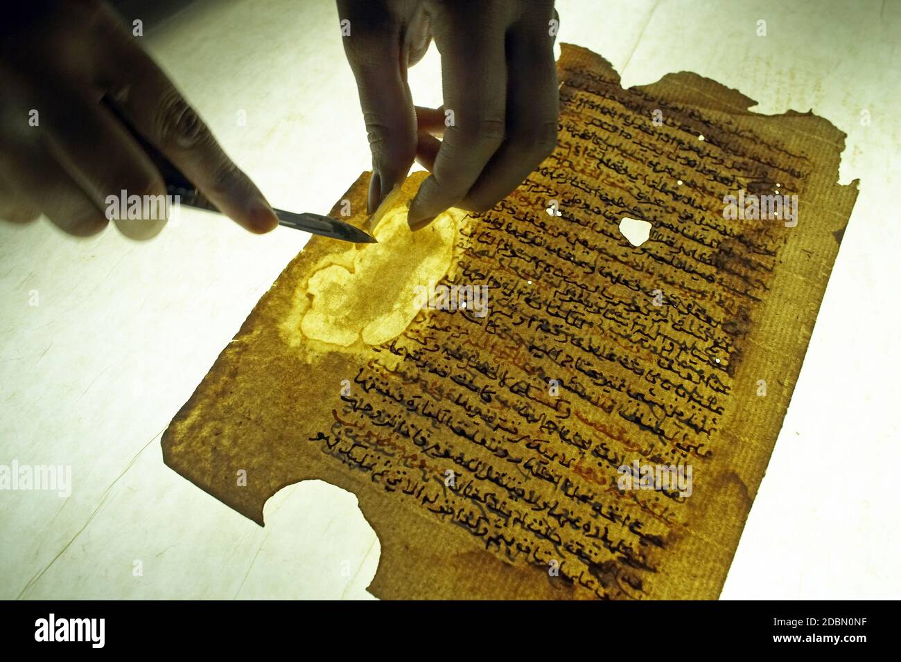 La restauration des manuscrits dans la bibliothèque privée 'maa Haidara' à Tombouctou, Mali, Afrique Banque D'Images
