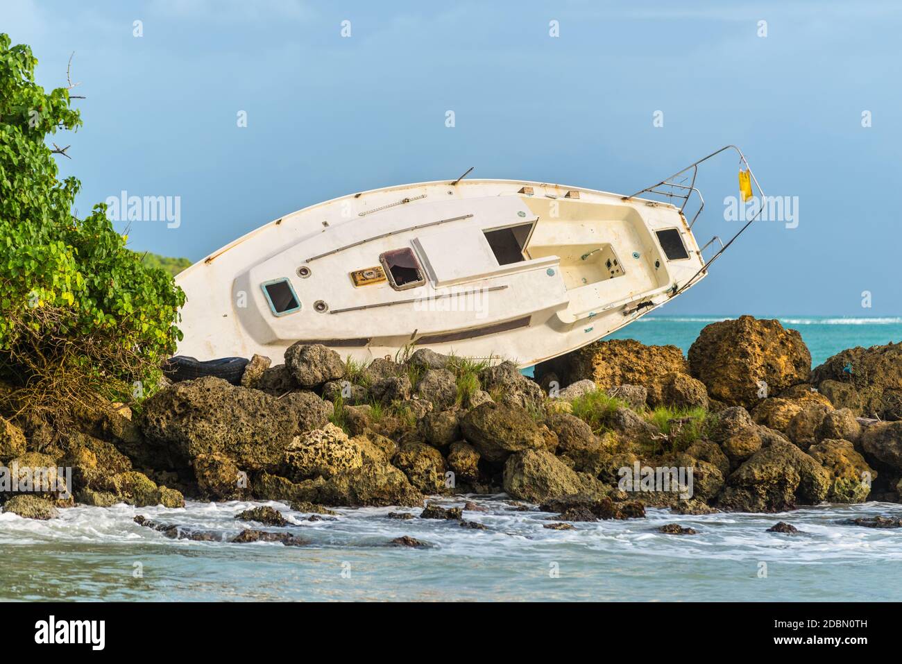 Voilier a été détruit et abandonné sur la rive après un ouragan - Le Gosier en Guadeloupe, Caraïbes Banque D'Images