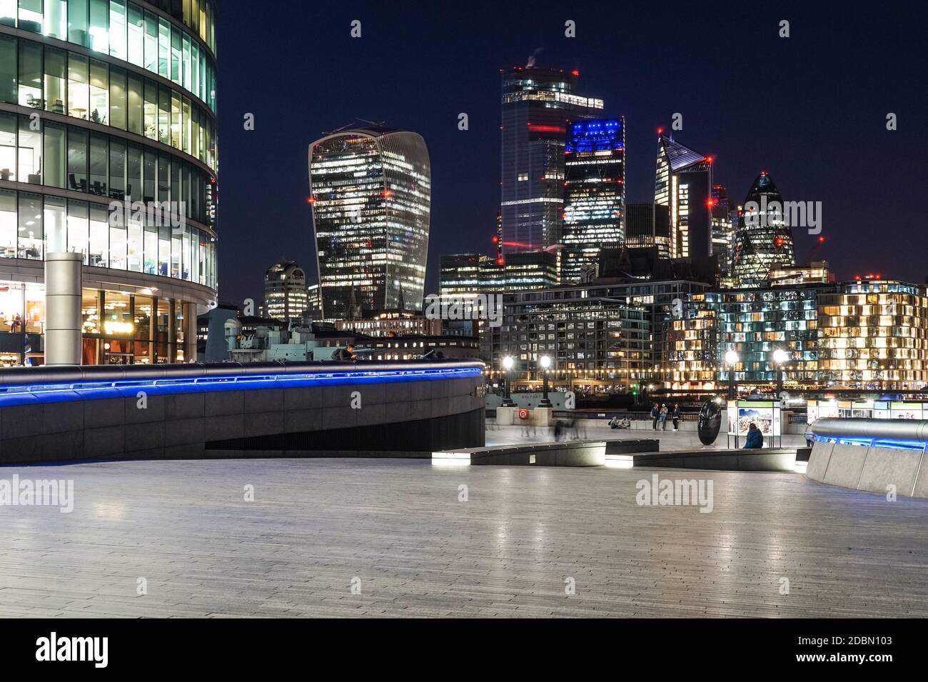 La City de Londres la nuit vu de More London Riverside, Londres Angleterre Royaume-Uni Banque D'Images