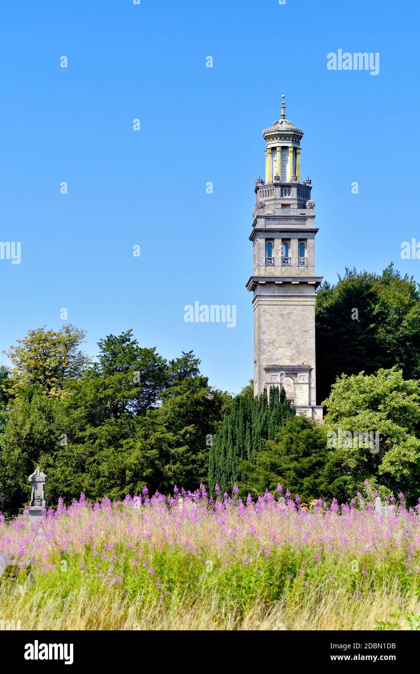 La tour et le musée de Beckford, également connus sous le nom de Lansdown Tower, Bath, Somerset, par une journée ensoleillée Banque D'Images