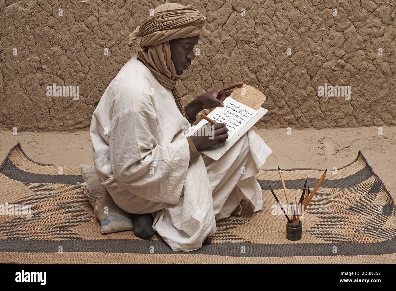 Callligrapher Boubacar SadekHe étudie l'art antique de la copie et tente de vivre à partir de celui-ci. À Tombouctou, Mali, Afrique de l'Ouest Banque D'Images