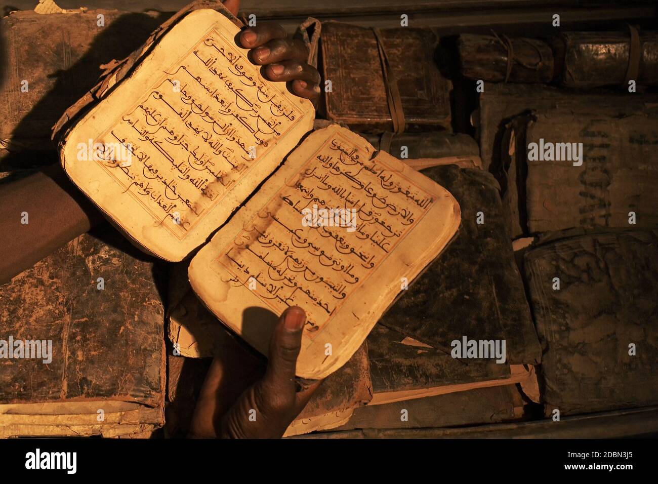 Fondo Kati Bibliothek/Ismaël Diadié Kuti fils de la famille manuscrits keept dans une boîte métallique à Tombouctou , Mali, Afrique. Banque D'Images