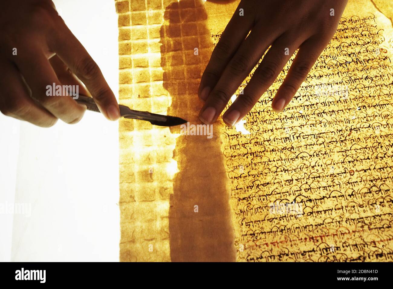 La restauration de manuscrits dans la bibliothèque privée Mamma Haidara à Tombouctou , Mali, Afrique. Banque D'Images