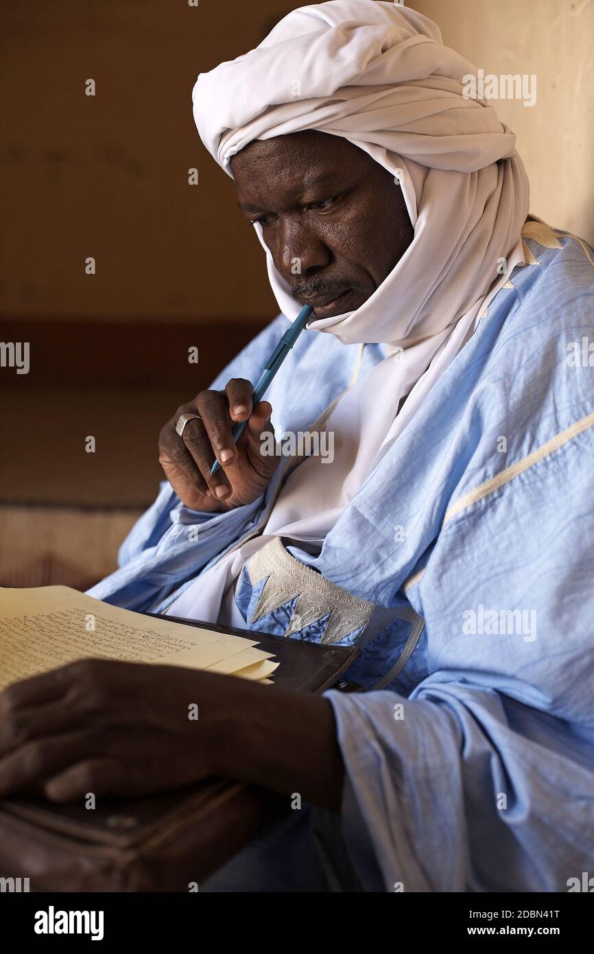 Érudit lisant un manuscrit ancien à Tombouctou, Mali , Afrique Banque D'Images