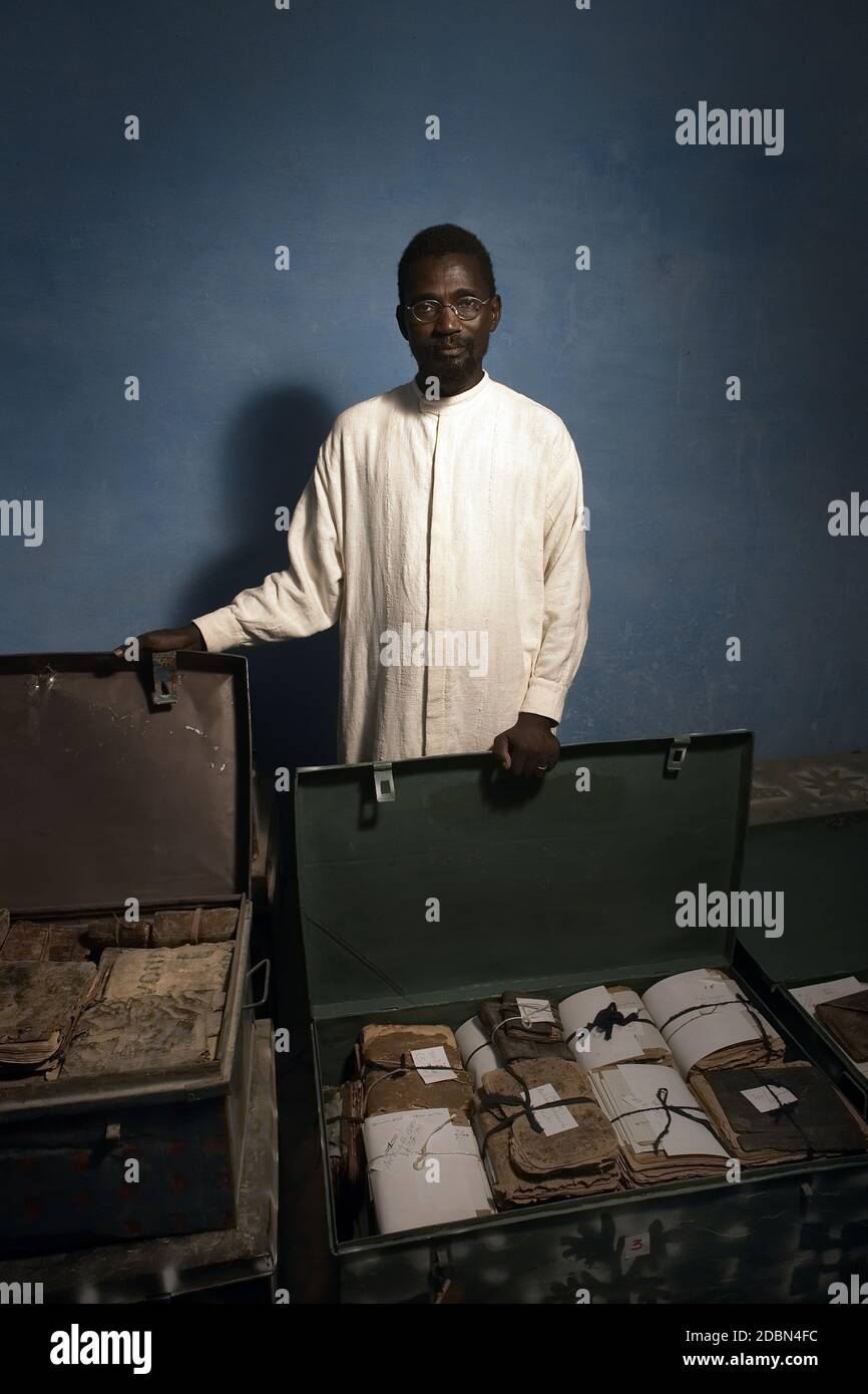 Fondo Kati Manuscript Project/Ismaël Diadié avec les manuscrits de la famille keept dans une boîte métallique inTombouctou , Mali , Afrique . Banque D'Images