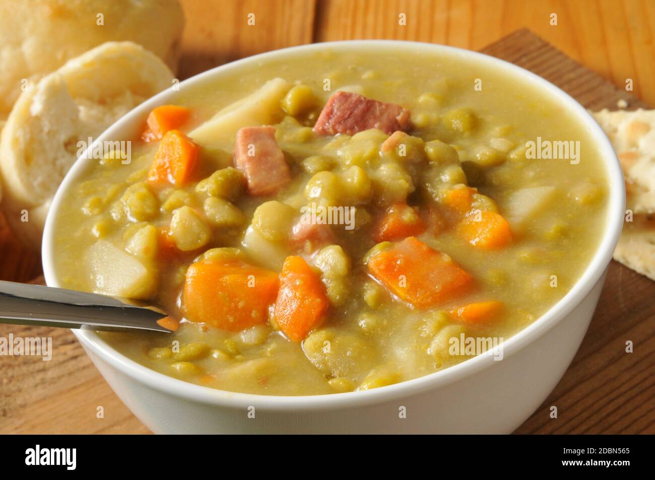 Bol de soupe aux pois et jambon Banque de photographies et d’images à ...