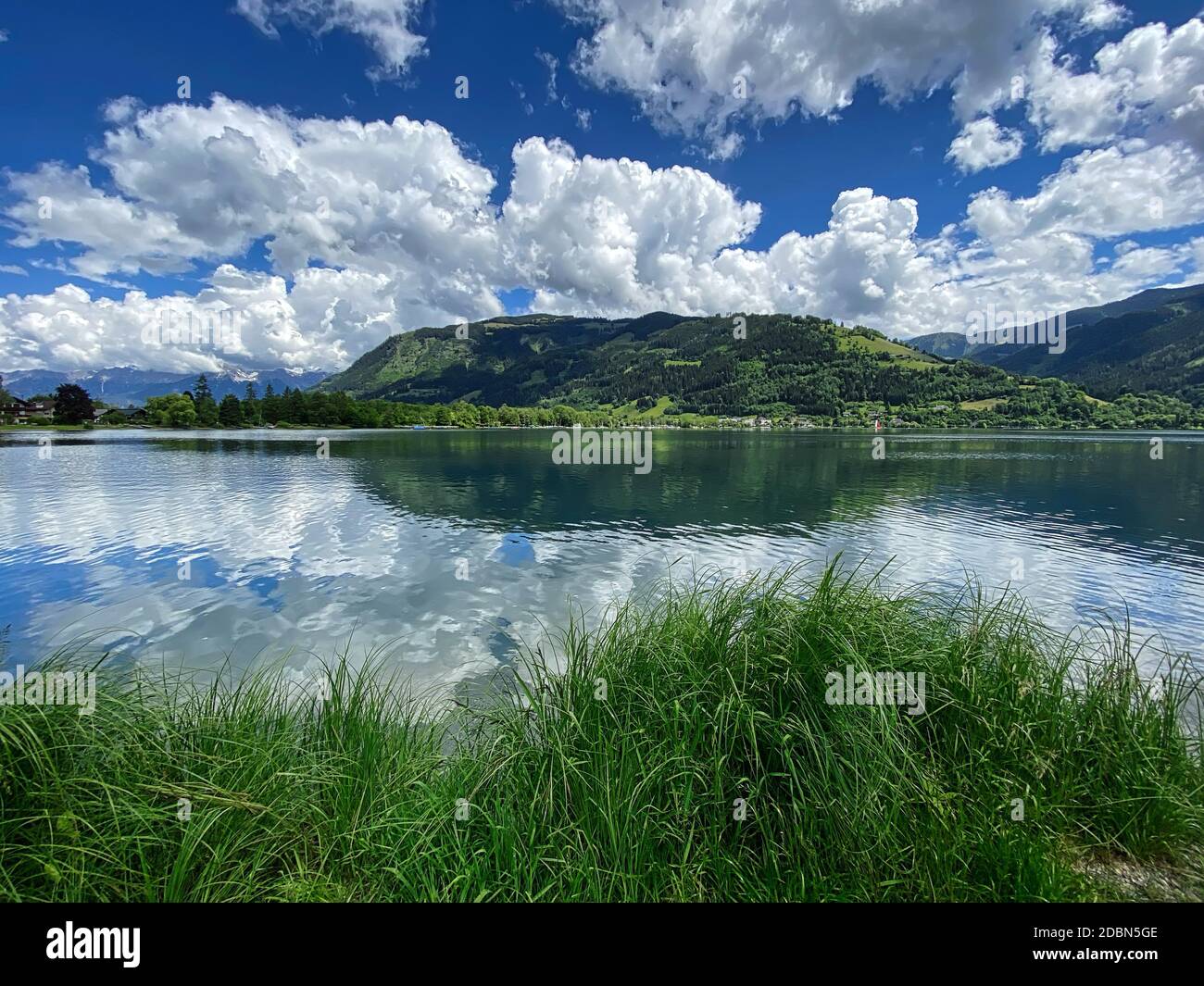 Lac Zell Salzburger Land, magnifique paysage avec des nuages de montagnes et de cumulus Banque D'Images