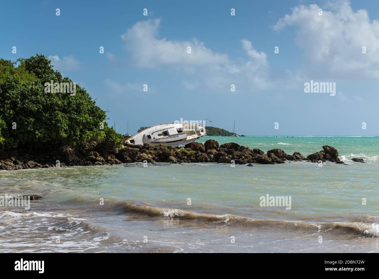 Un voilier a été détruit et abandonné sur la rive après un ouragan - Le Gosier en Guadeloupe, Caraïbes Banque D'Images