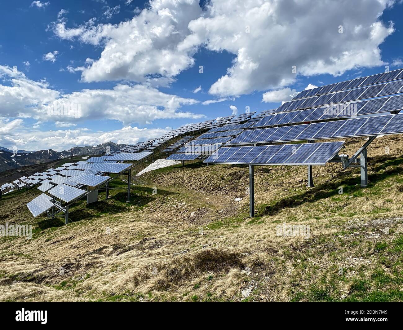 Panneau solaire Alpes européennes, paysage de haute altitude avec énergie alternative Banque D'Images