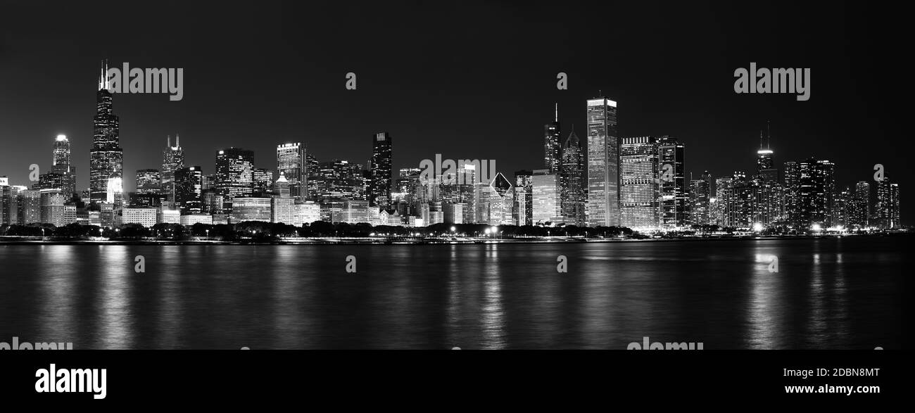 Le Chicago Skyline de nuit noir et blanc Banque D'Images