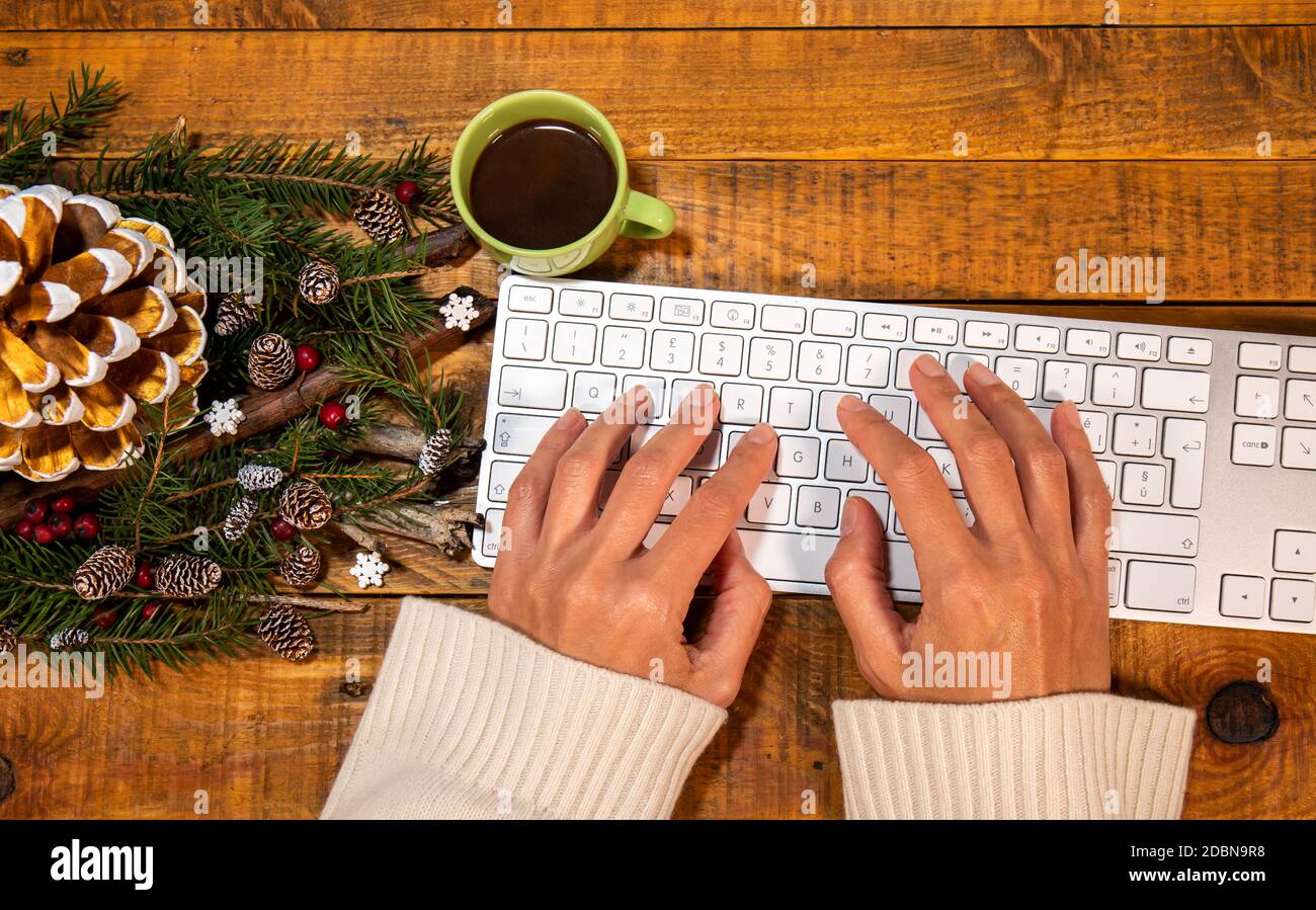 Une touche de Noël sur un bureau de travail intelligent. Même un bureau d'ordinateur peut obtenir un relooking joyeux avec quelques détails joyeux. Banque D'Images