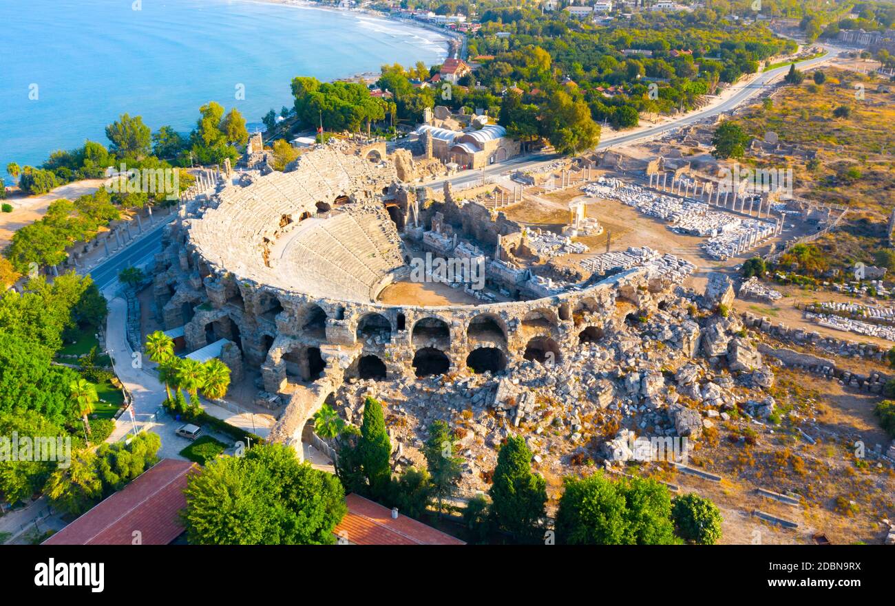 Vue aérienne de l'amphithéâtre dans l'ancienne ville secondaire, province d'Antalya, Turquie Banque D'Images
