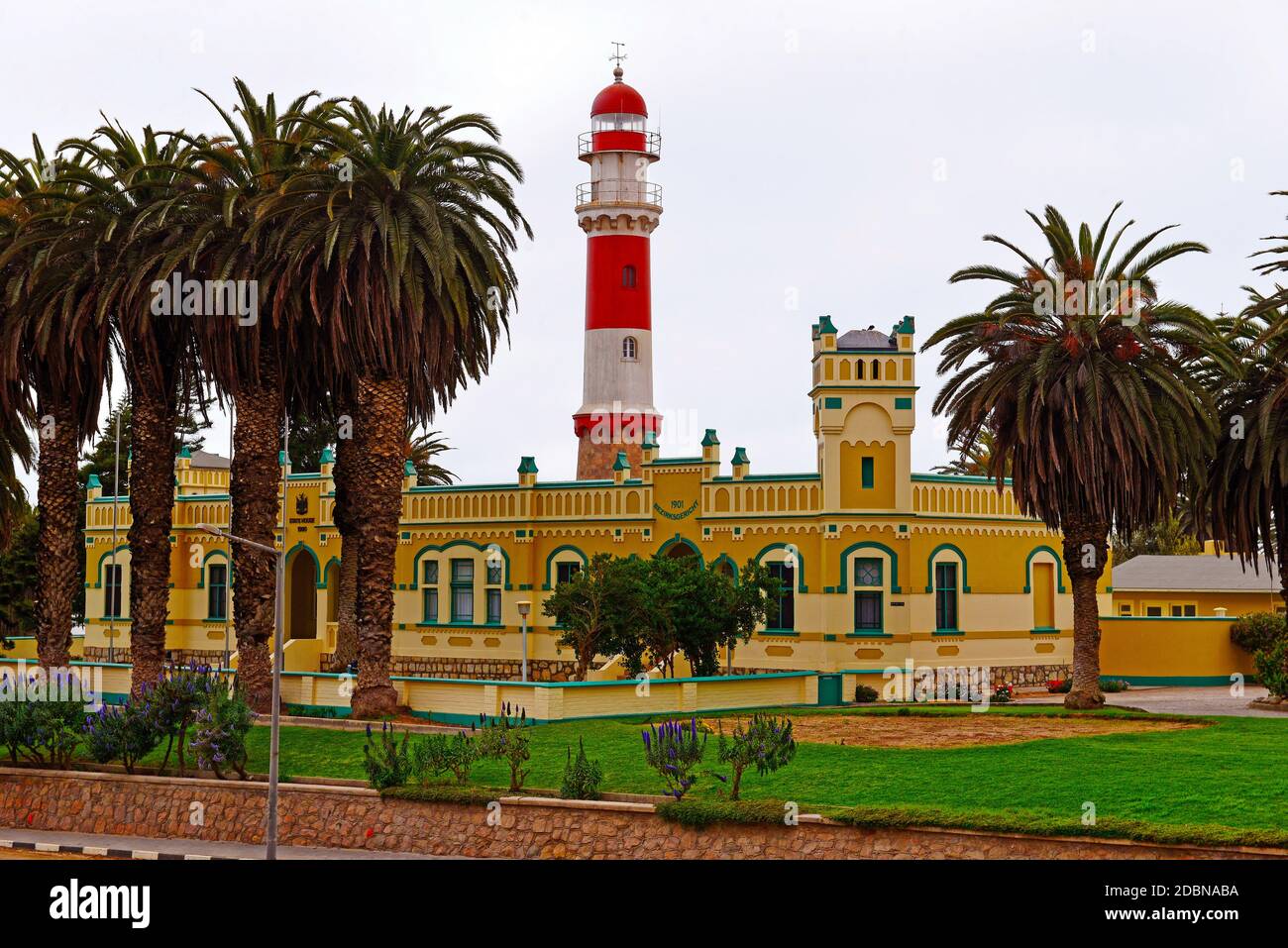 L'ancienne Maison d'Etat et l'ancienne cour impériale de district de l'époque coloniale, en arrière-plan le phare de 1902, Swakopmund, région d'Erongo, Namibie Banque D'Images