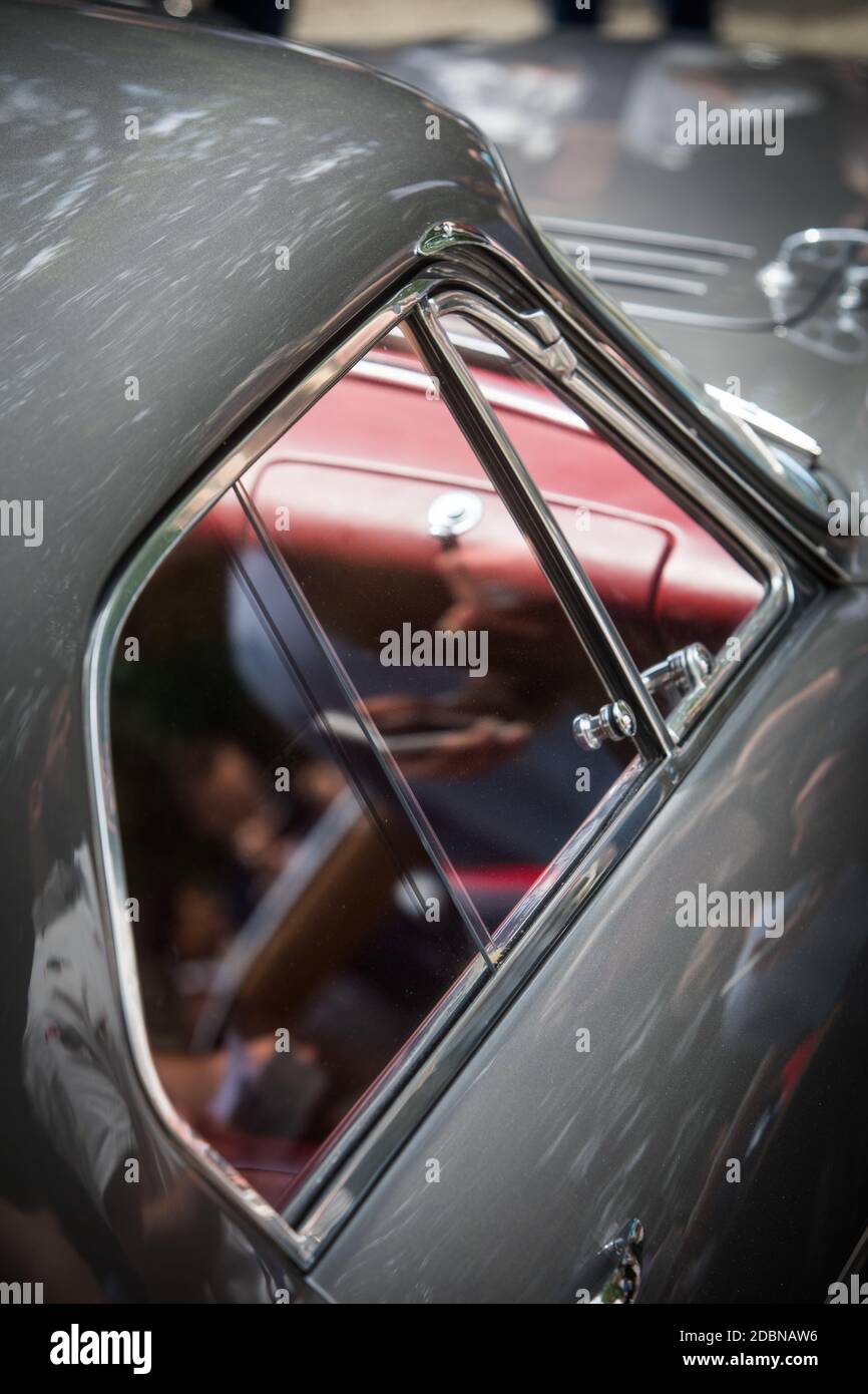 Gros plan d'une voiture ancienne rétroviseur latéral. Banque D'Images
