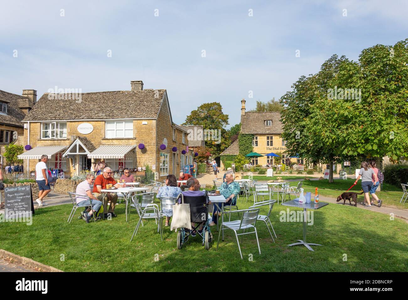 Terrasse du jardin au Chestnut Tree tearoms, High Street, Bourton-on-the-Water, Gloucestershire, Angleterre, Royaume-Uni Banque D'Images