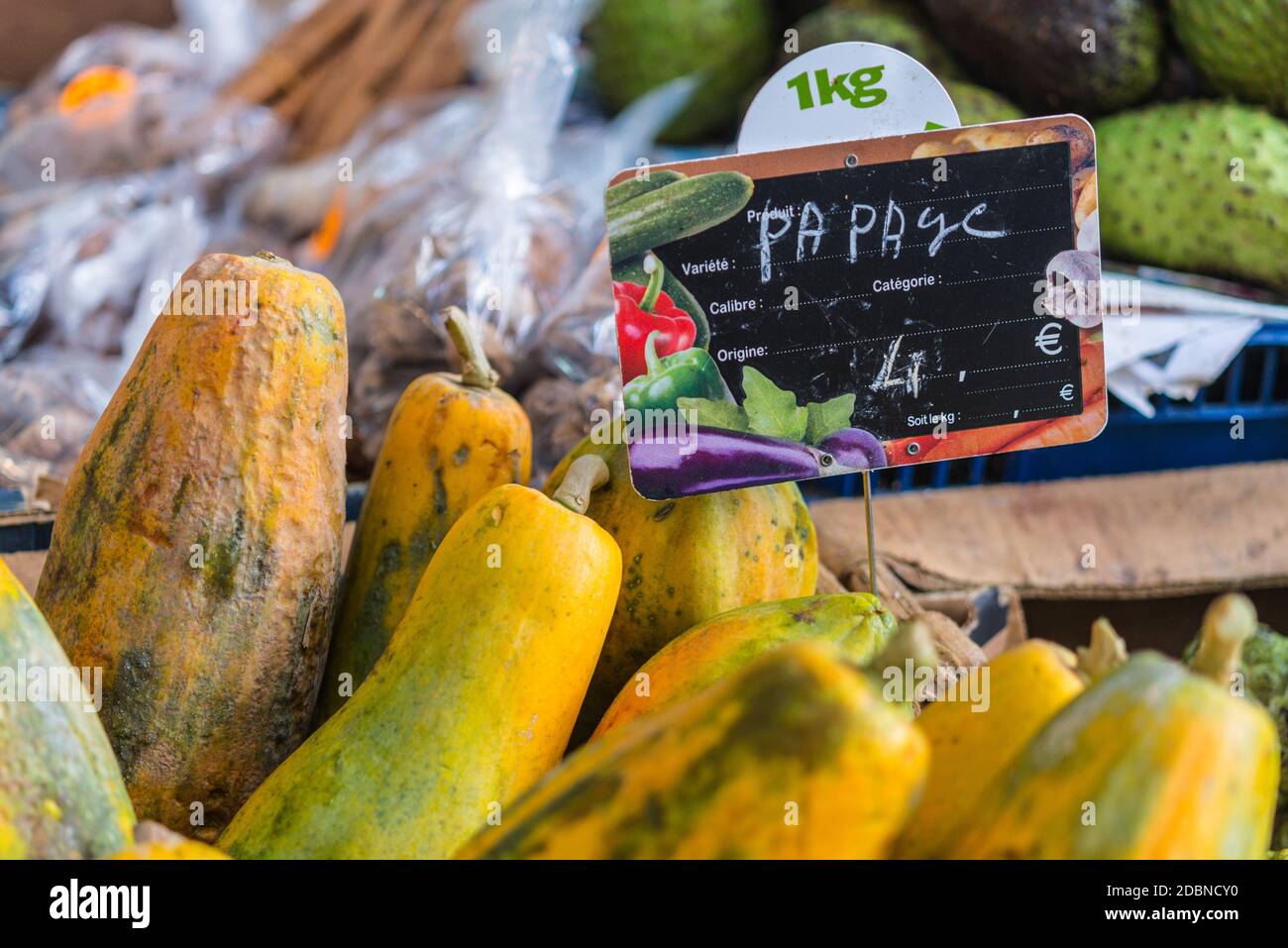 Fort-de-France, Martinique - 19 décembre 2016 : papaye avec le prix sur le marché des fruits et légumes de Fort de France en Martinique, Petites Antilles, Banque D'Images