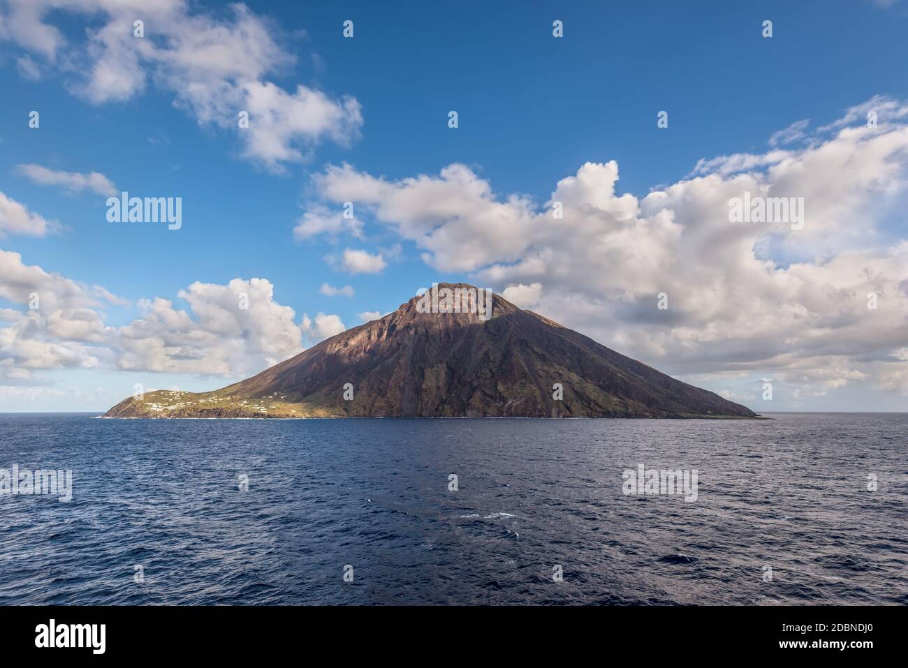 Volcan Stromboli vu du bateau. Stromboli est l'une des huit îles éoliennes et l'une des trois volcans actifs en Italie. Banque D'Images