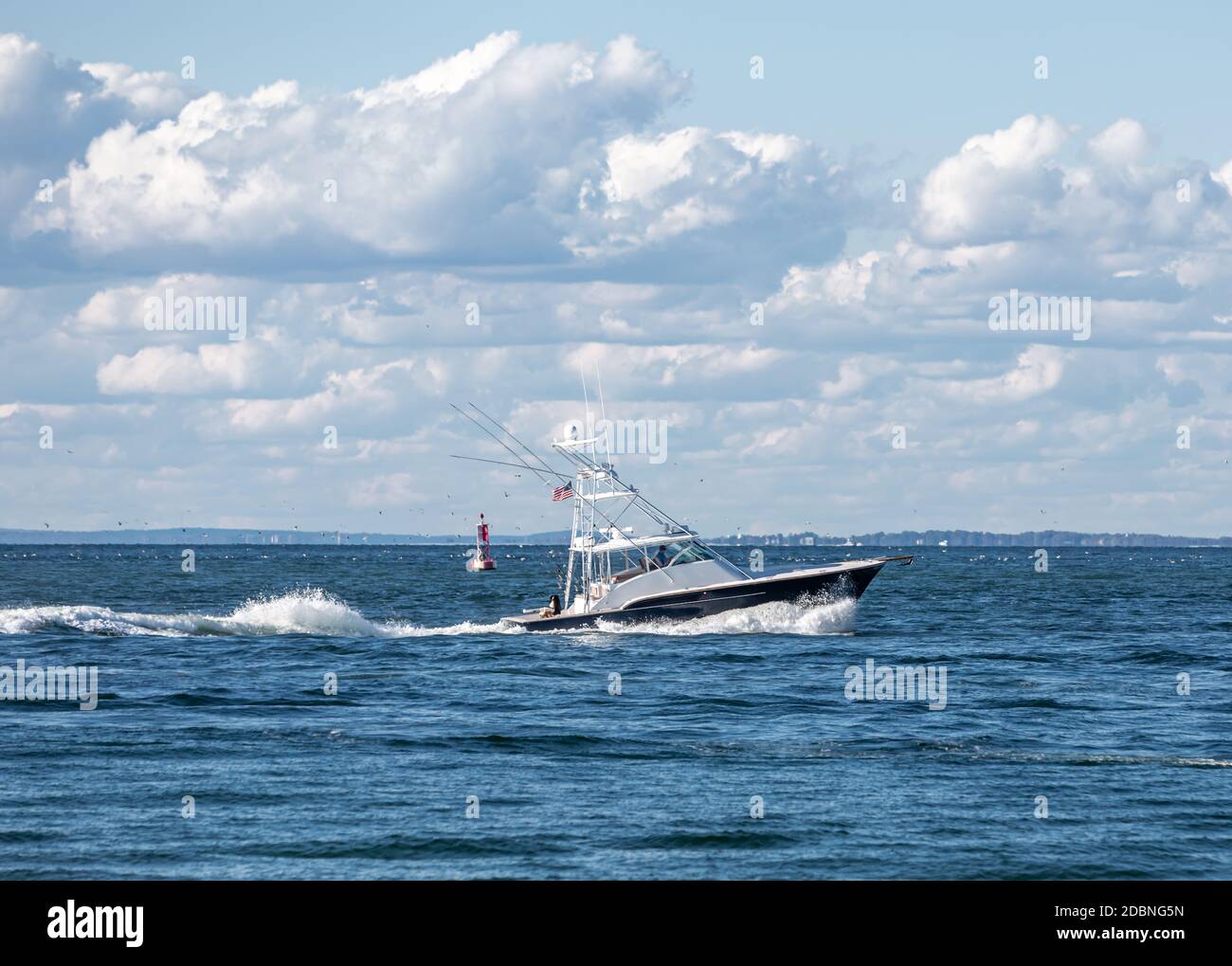 Bateau au large de Gin Beach, Block Island Sound, Montauk, NY Banque D'Images