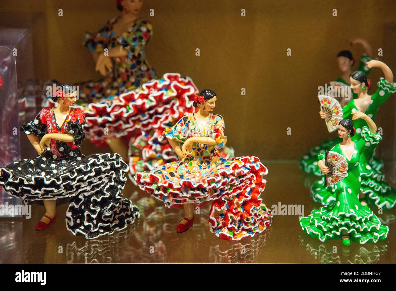 Danseurs espagnols dans la boutique de souvenirs de Cordoue, Espagne Banque D'Images