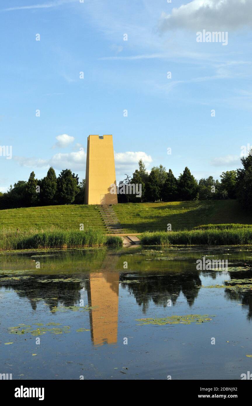 Tour d'observation au bord d'un lac dans le parc d'expositions de Hanovre Banque D'Images