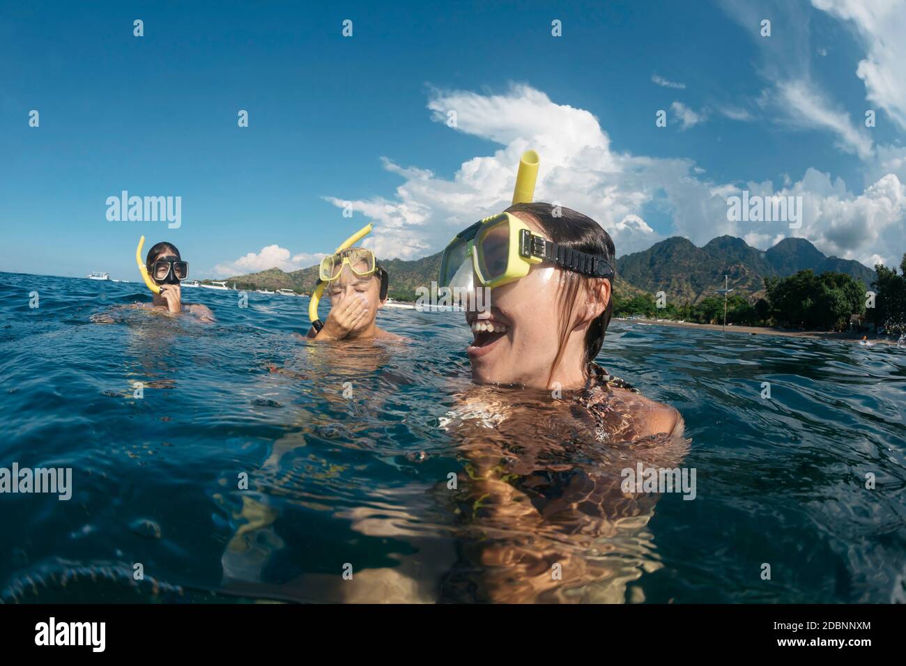 Trois femmes snorkeling,Ã‚Perebutan, Bali, Indonésie Banque D'Images