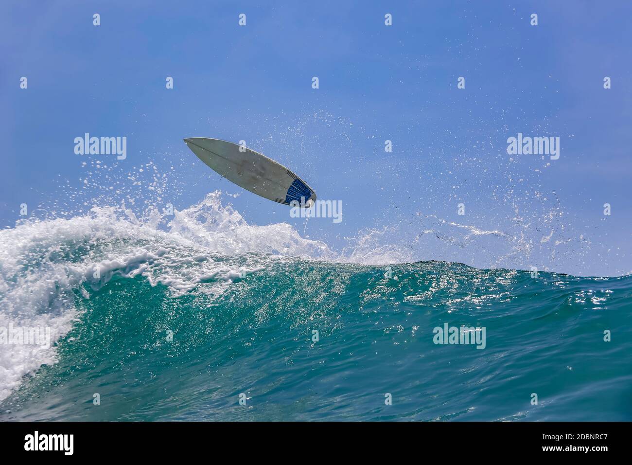 Planche de surf en plein air au-dessus de la vague, à Sumbawa, en Indonésie Banque D'Images
