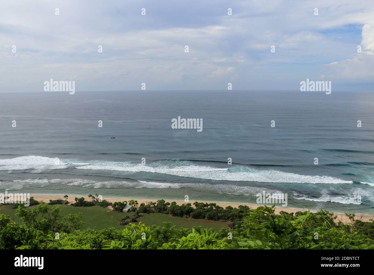 Vue aérienne de la plage de Nyang Nyang sur Bali en Indonésie. Un endroit populaire de surfeurs avec de grandes vagues dans l'océan Indien. Bateaux de pêche de pêcheurs balinais Banque D'Images