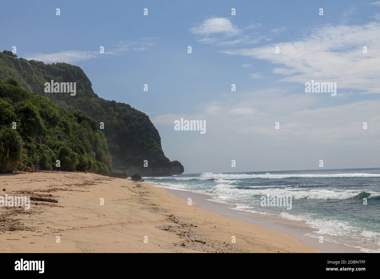 Plage vierge avec sable fin jaune sur l'île de Bali. Paradis tropical ...