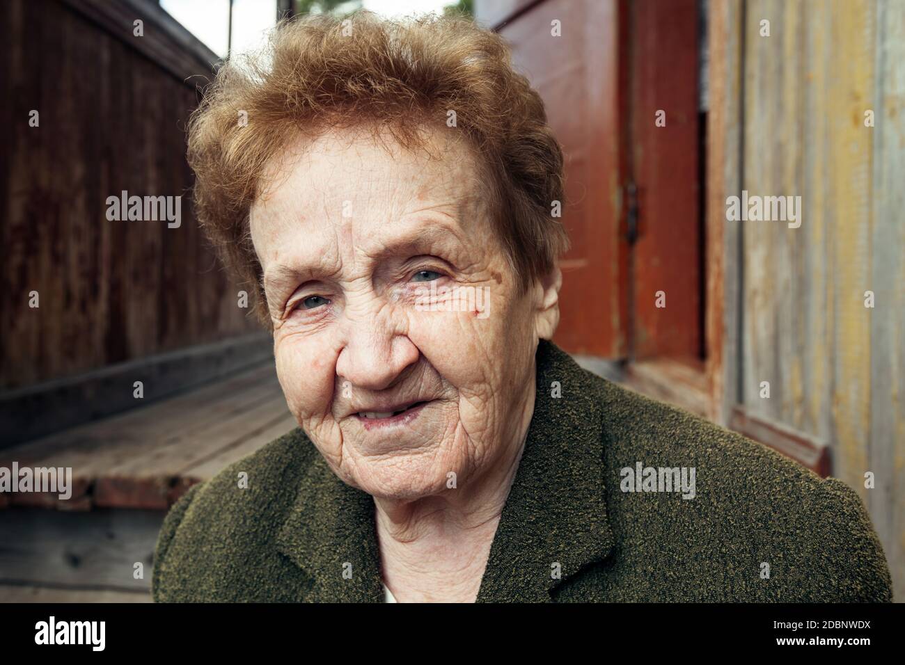 Gros plan d'une vieille femme à l'extérieur. Banque D'Images