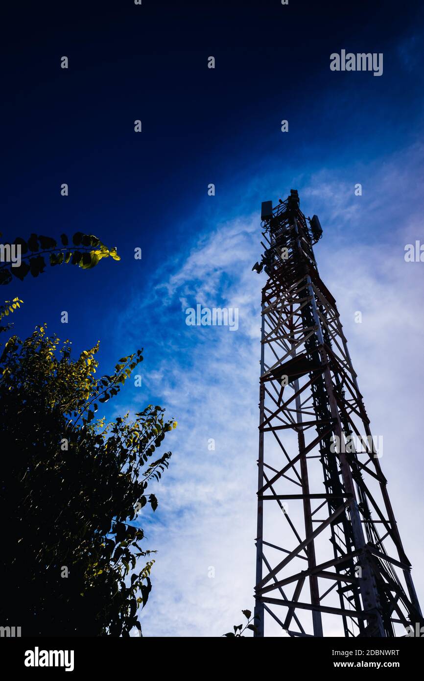 Silhouette d'une tour de télécommunications avec antennes mobiles avec espace de copie sur fond bleu ciel. Banque D'Images