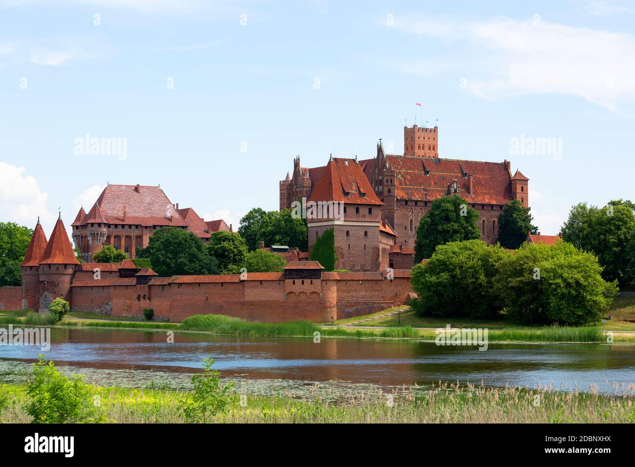 Malbork, Pologne - 25 juin 2020 : Château de Malbork du XIIIe siècle, forteresse médiévale teutonique sur la rivière Nogat. C'est le plus grand château du monde, U Banque D'Images