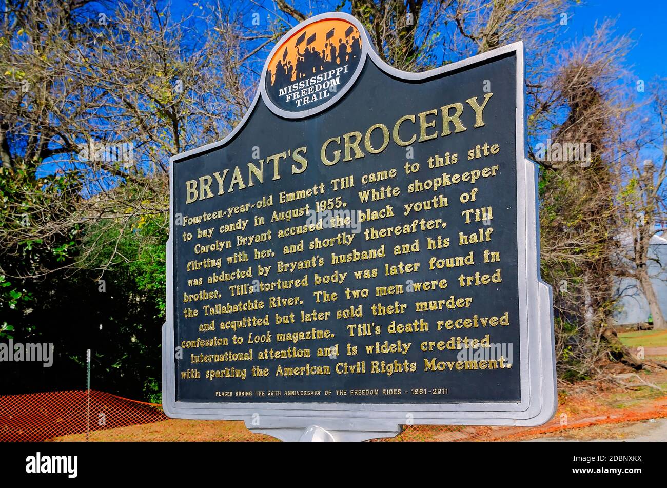 Une plaque se trouve à Bryant’s Grocery, un site des droits civils relié au meurtre de Emmett Till en 1955, le 15 novembre 2020, à Greenwood, Mississippi. Banque D'Images