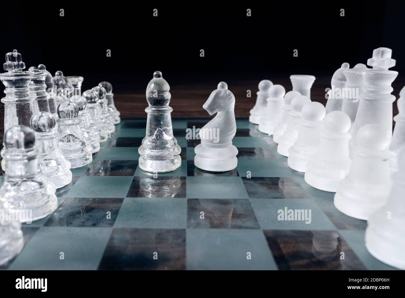 Morceaux d'échecs sur un plateau d'échecs. Chevalier et évêque face à face Banque D'Images