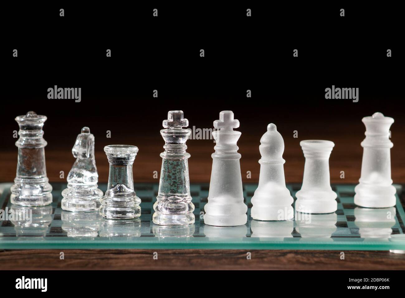 Morceaux d'échecs sur un plateau d'échecs. Rook, chevalier, évêque, reine et roi. Banque D'Images