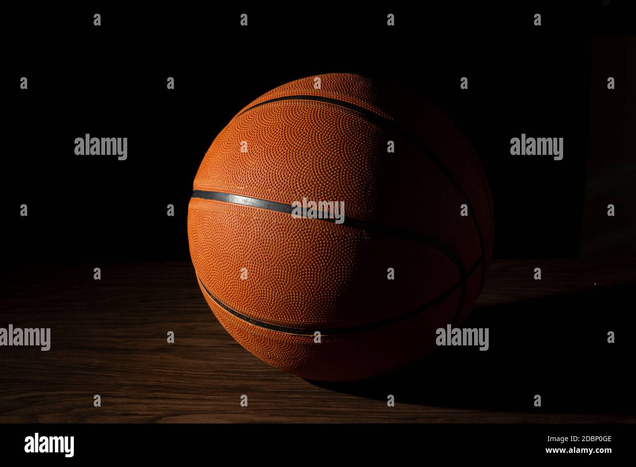 Ballon de basket-ball sur fond sombre Banque D'Images