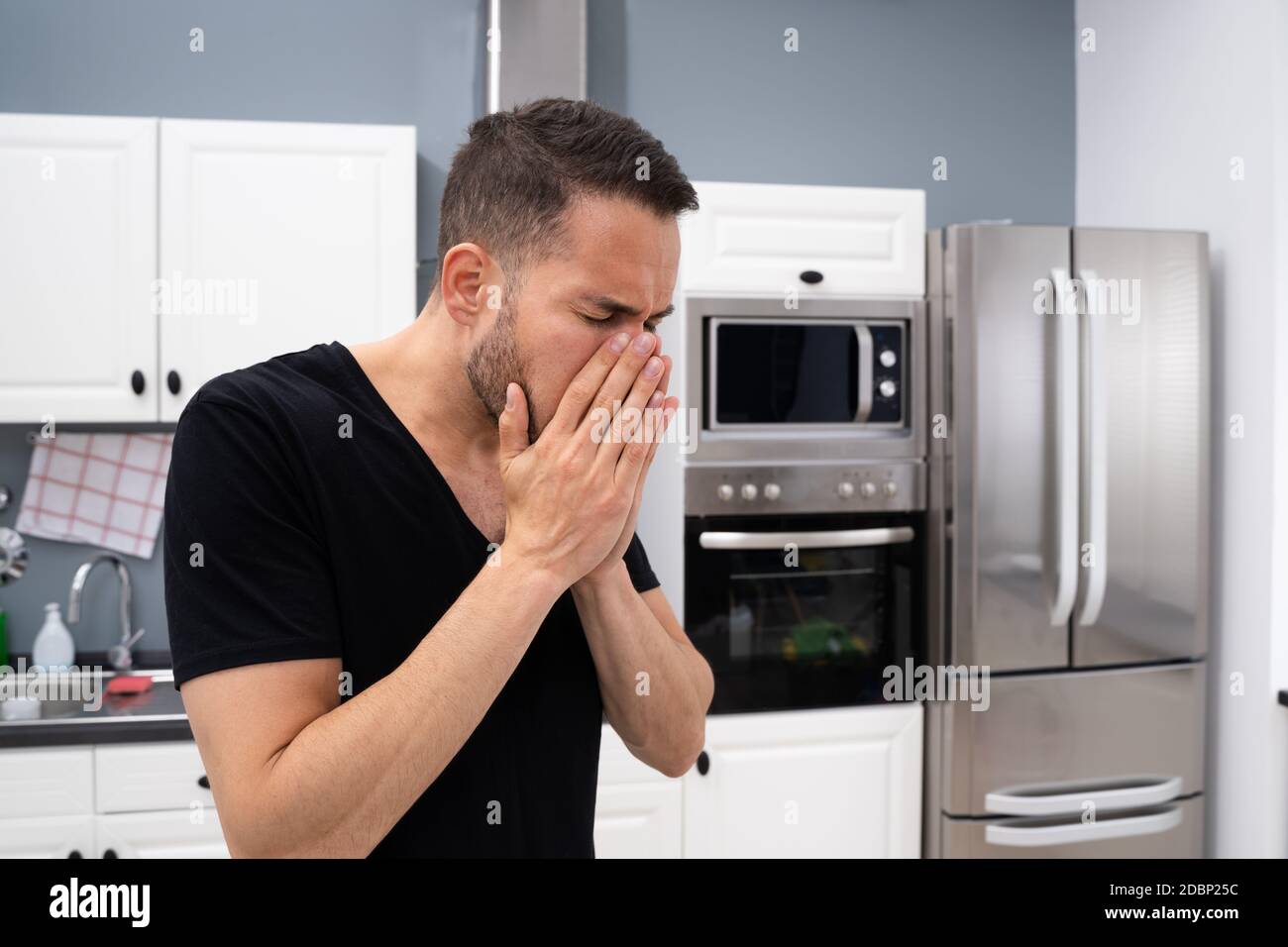 Mauvaise odeur ou odeur dans l'évier de cuisine de la maison Photo Stock -  Alamy