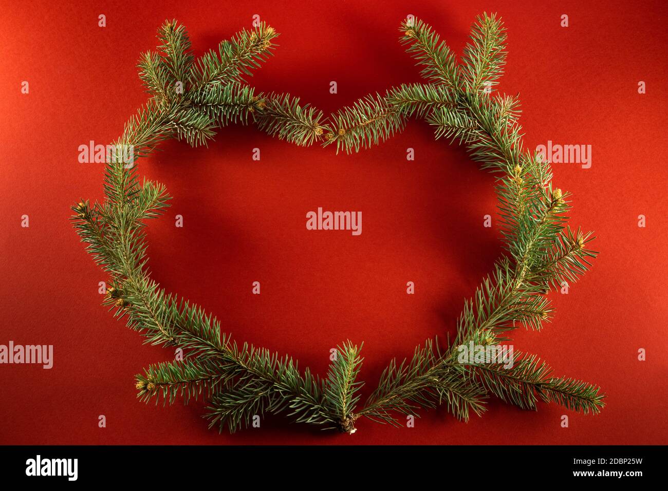 Aménagement créatif avec branches de Noël en forme de coeur. Arrière-plan de Noël nature Banque D'Images