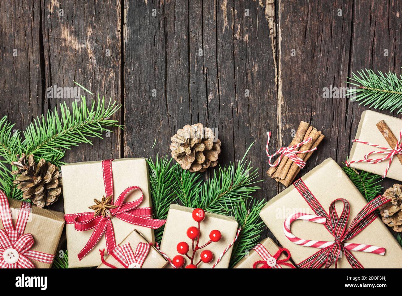 Carte de vœux de Noël avec différentes boîtes-cadeaux sur fond de bois rustique. Vue de dessus avec espace de copie. Concept vacances d'hiver. Banque D'Images