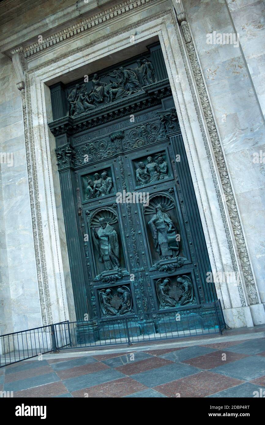 Détails ornementaux des portes de bronze de la cathédrale orthodoxe Saint Isaac à Saint Petersburg. Portes de la Cathédrale Saint Isaac church Banque D'Images