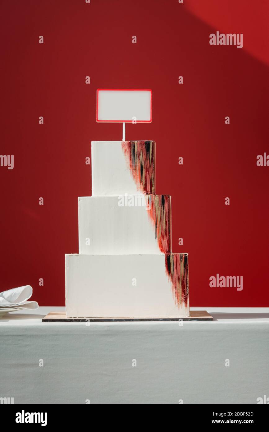 Grand Gateau Carre Blanc Superpose Sur Fond Rouge Copyspace En Haut Photo Stock Alamy