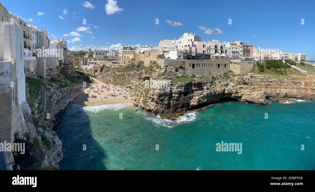 Polignano a mare , Apulia, Italie. C'est une ville dans le sud de l'Italie, sur la mer Adriatique. L'économie locale dépend du tourisme, de l'agriculture et de la pêche. Banque D'Images