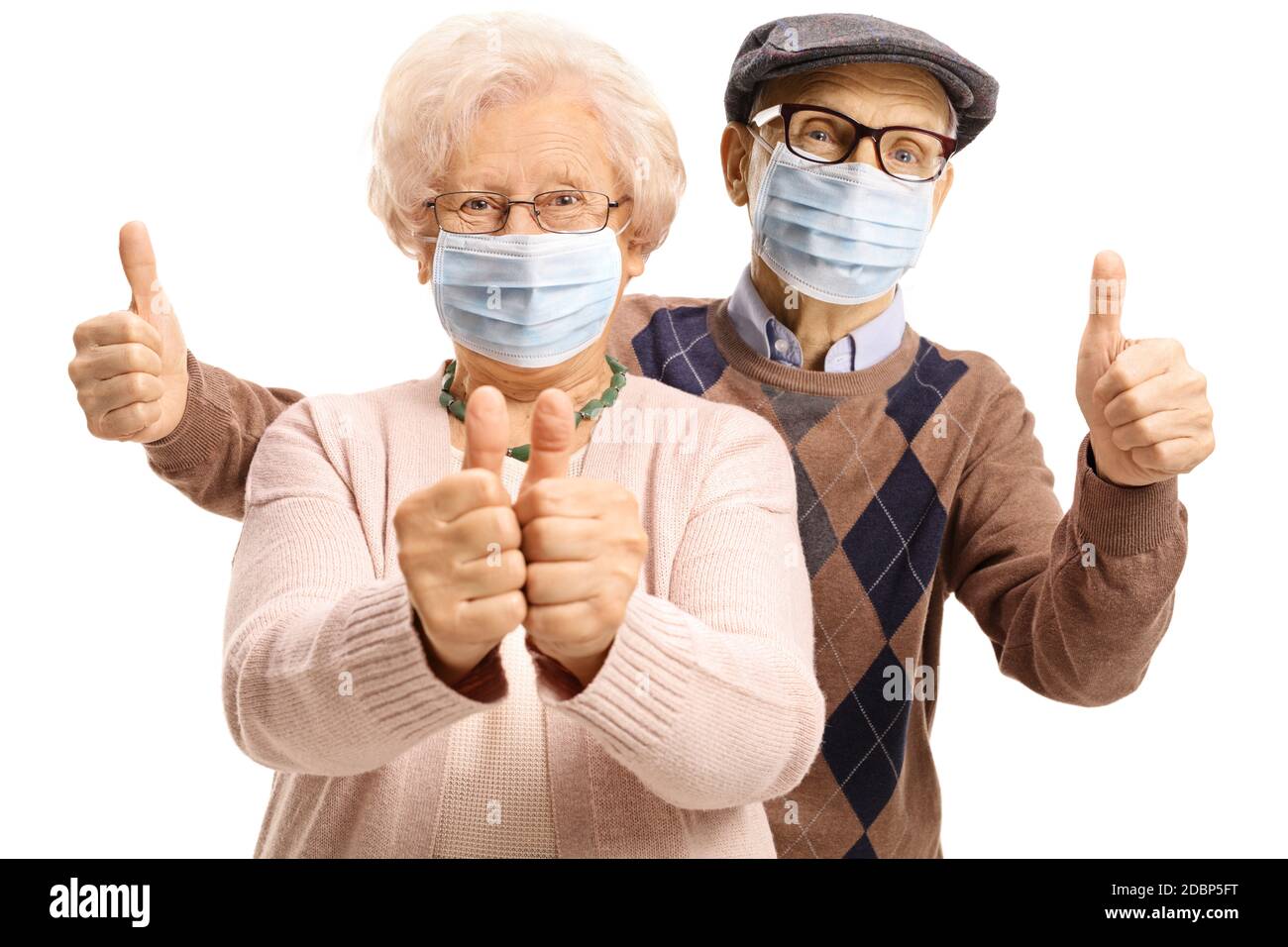 Homme et femme âgés avec des masques protecteurs montrant des pouces isolé sur fond blanc Banque D'Images