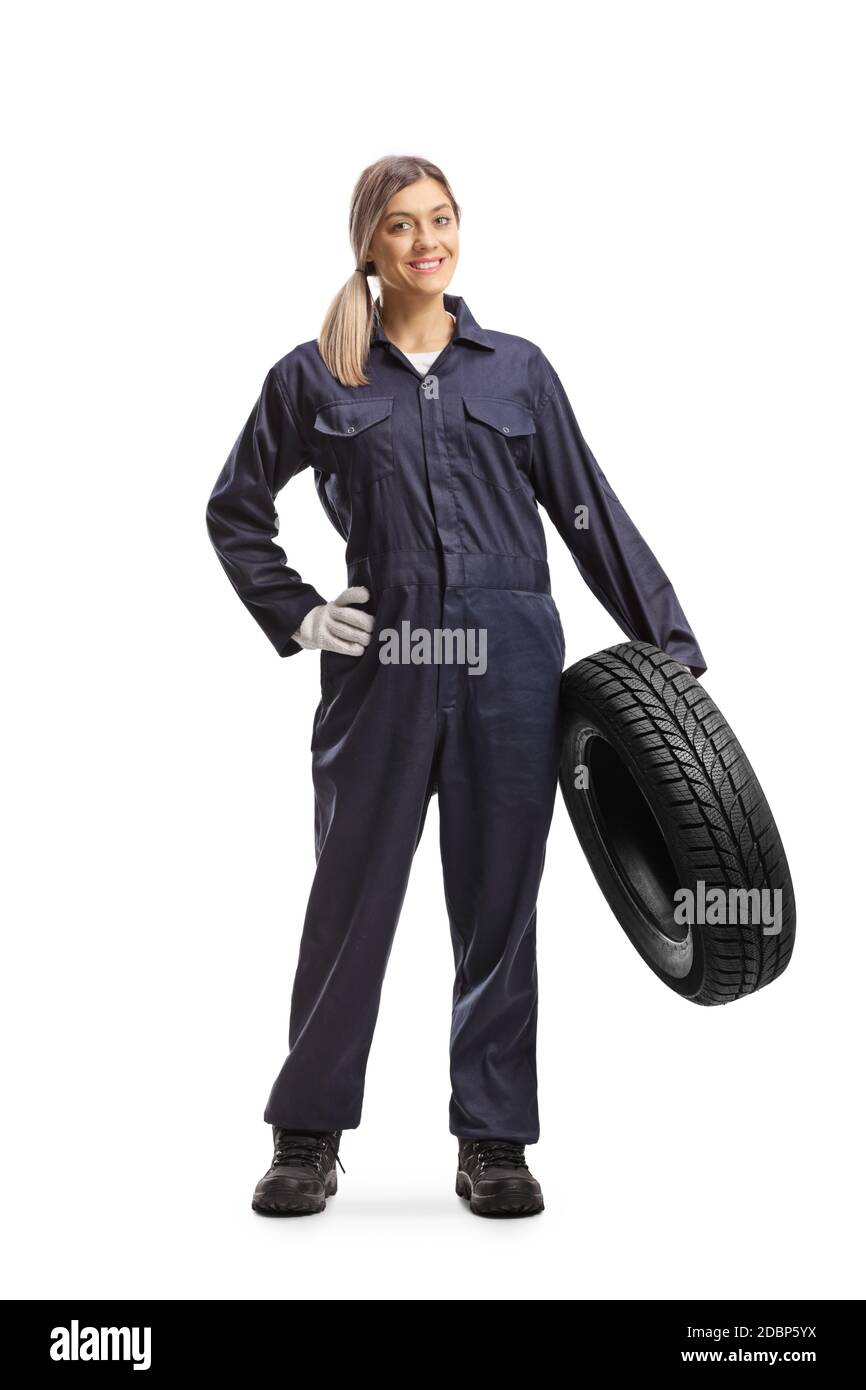 Portrait complet d'une mécanicien automobile féminine tenant un pneu du véhicule isolé sur fond blanc Banque D'Images